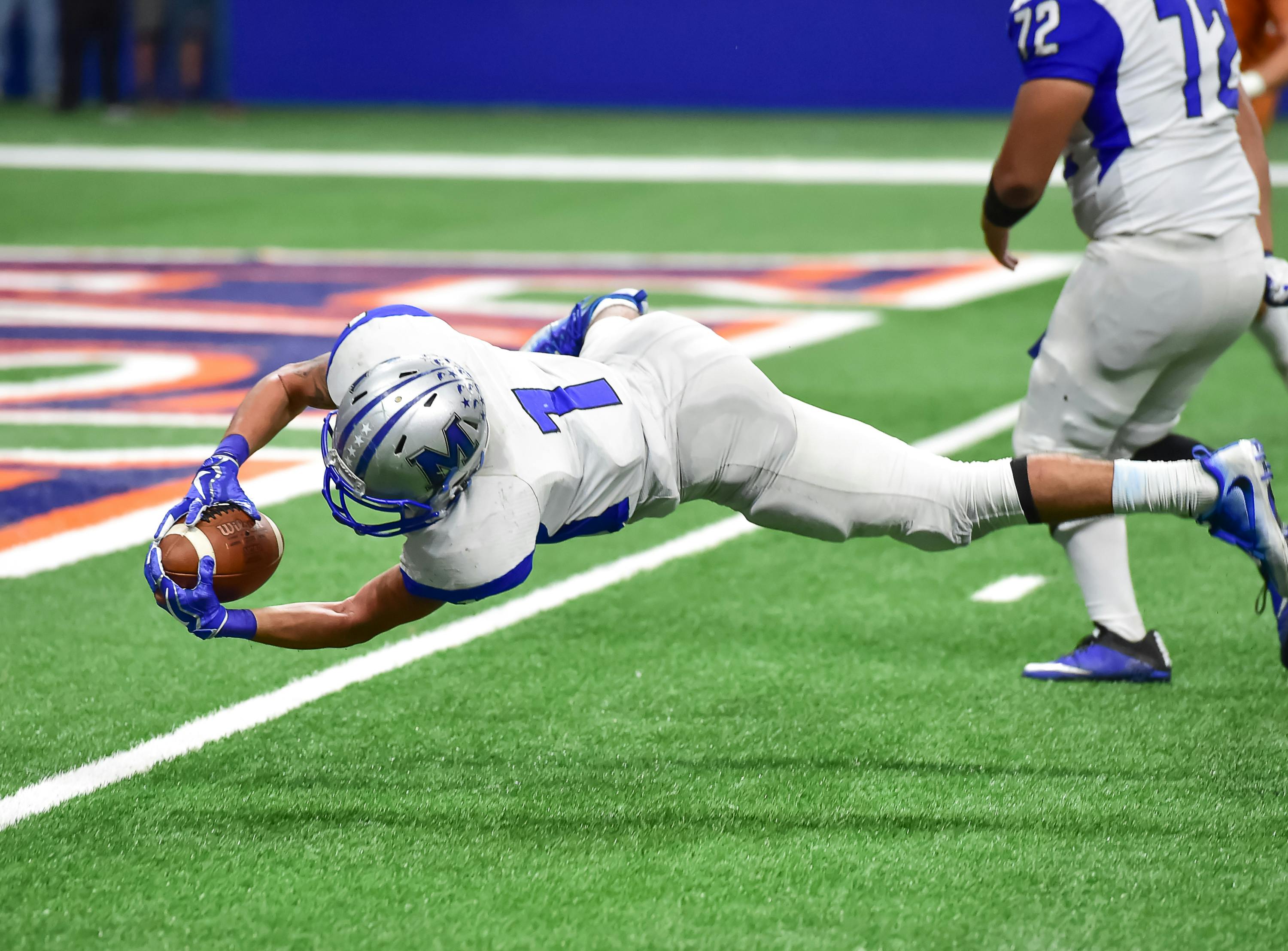 A man catching a football | Source: Pexels