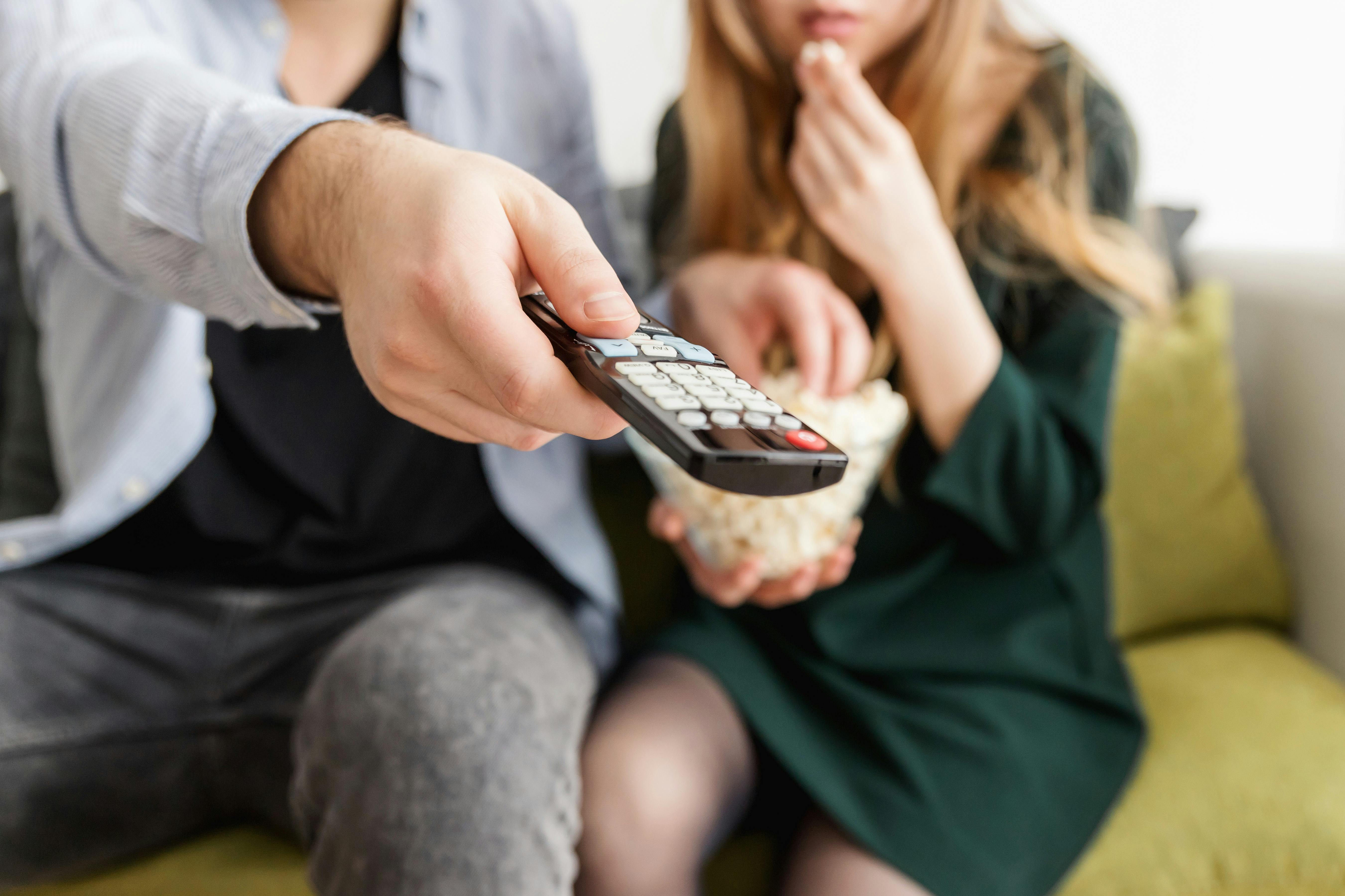 A couple watching TV | Source: Pexels