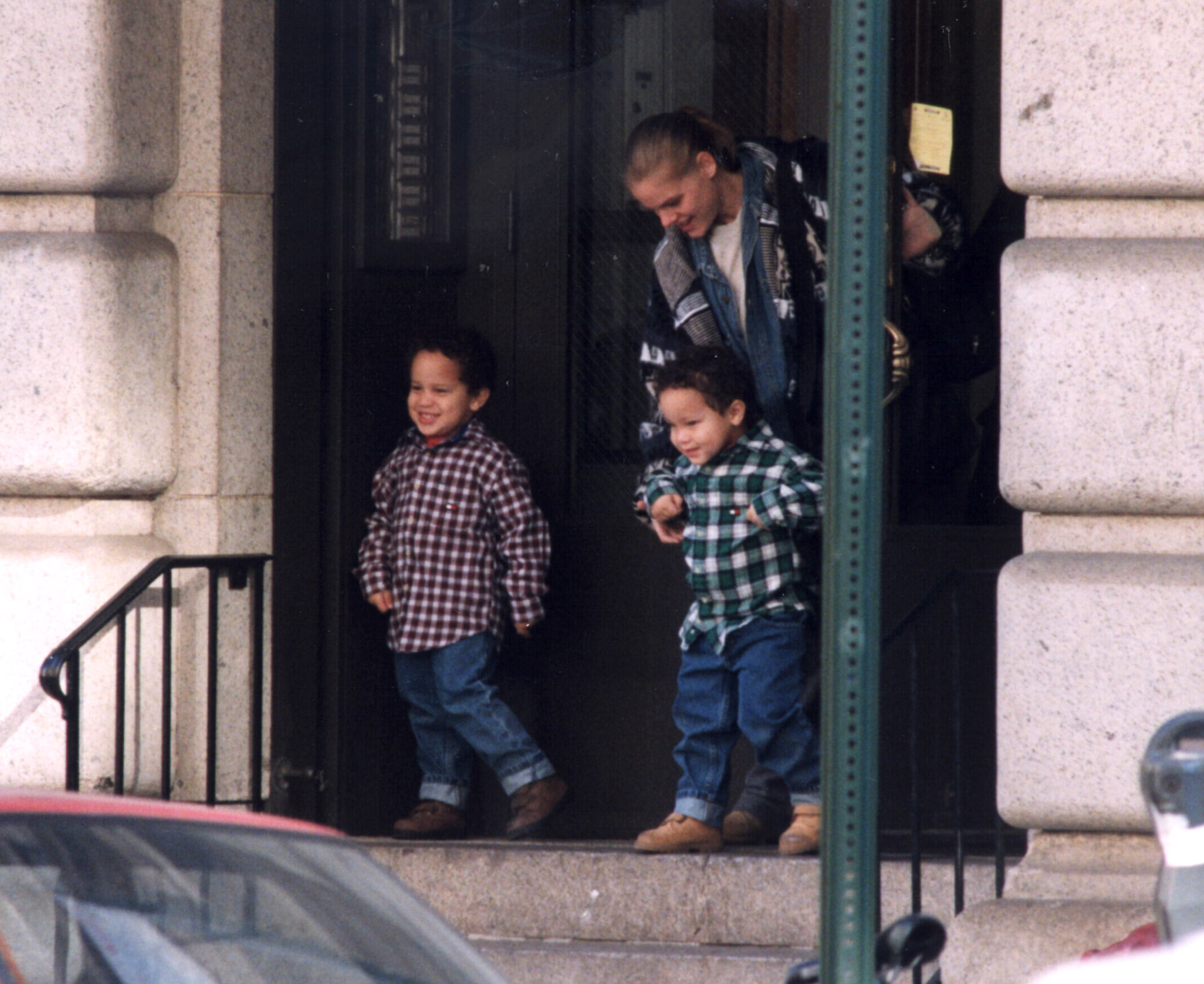 Toukie Smith and her twin boys Aaron and Julian De Niro, in New York, on November 6, 1998 | Source: Getty Images