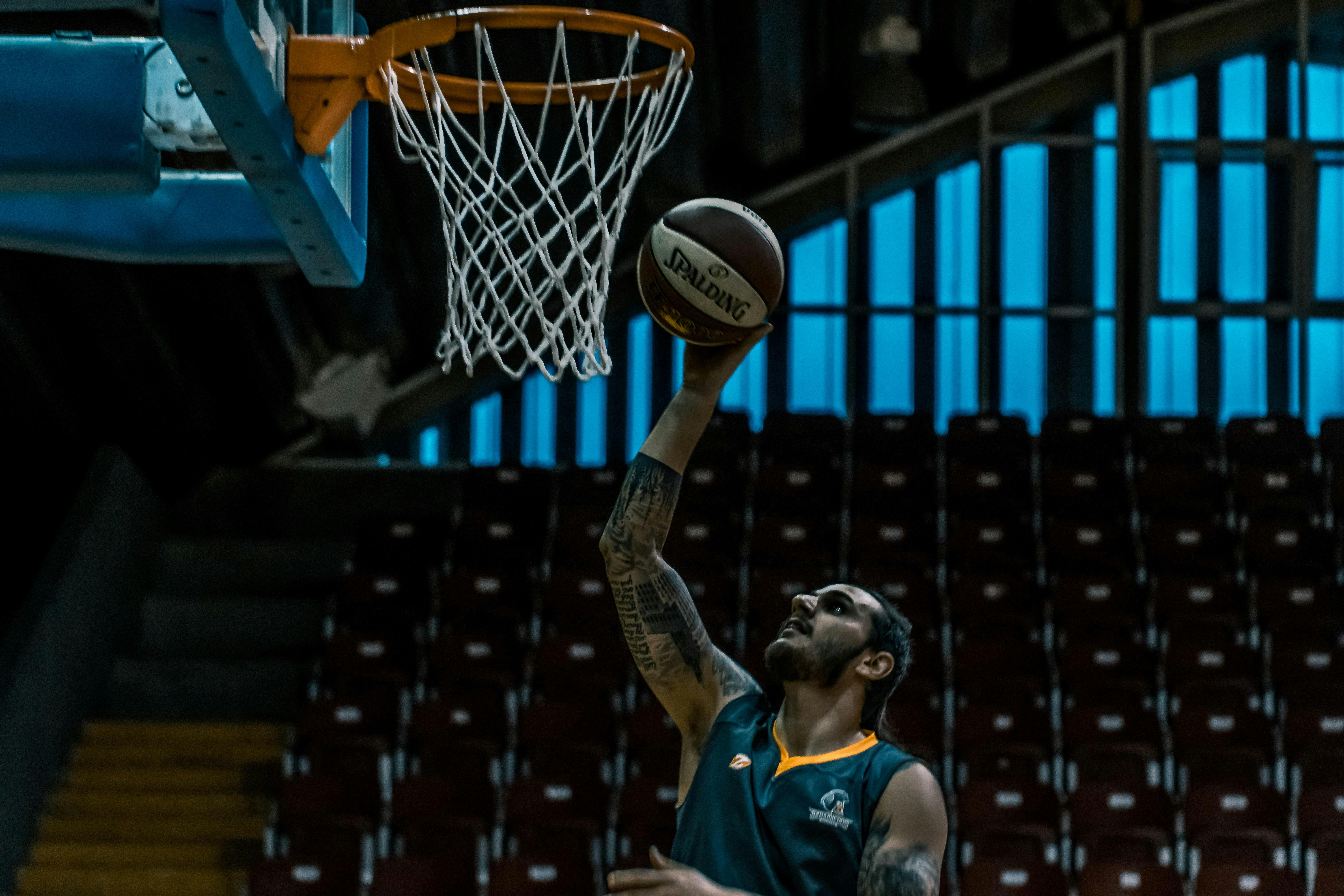 Man playing basketball | Source: Pexels