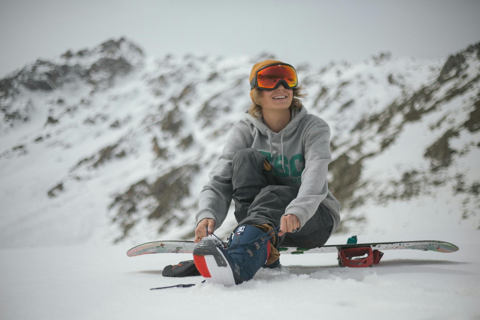 Woman on a snowboard | Source: Pexels