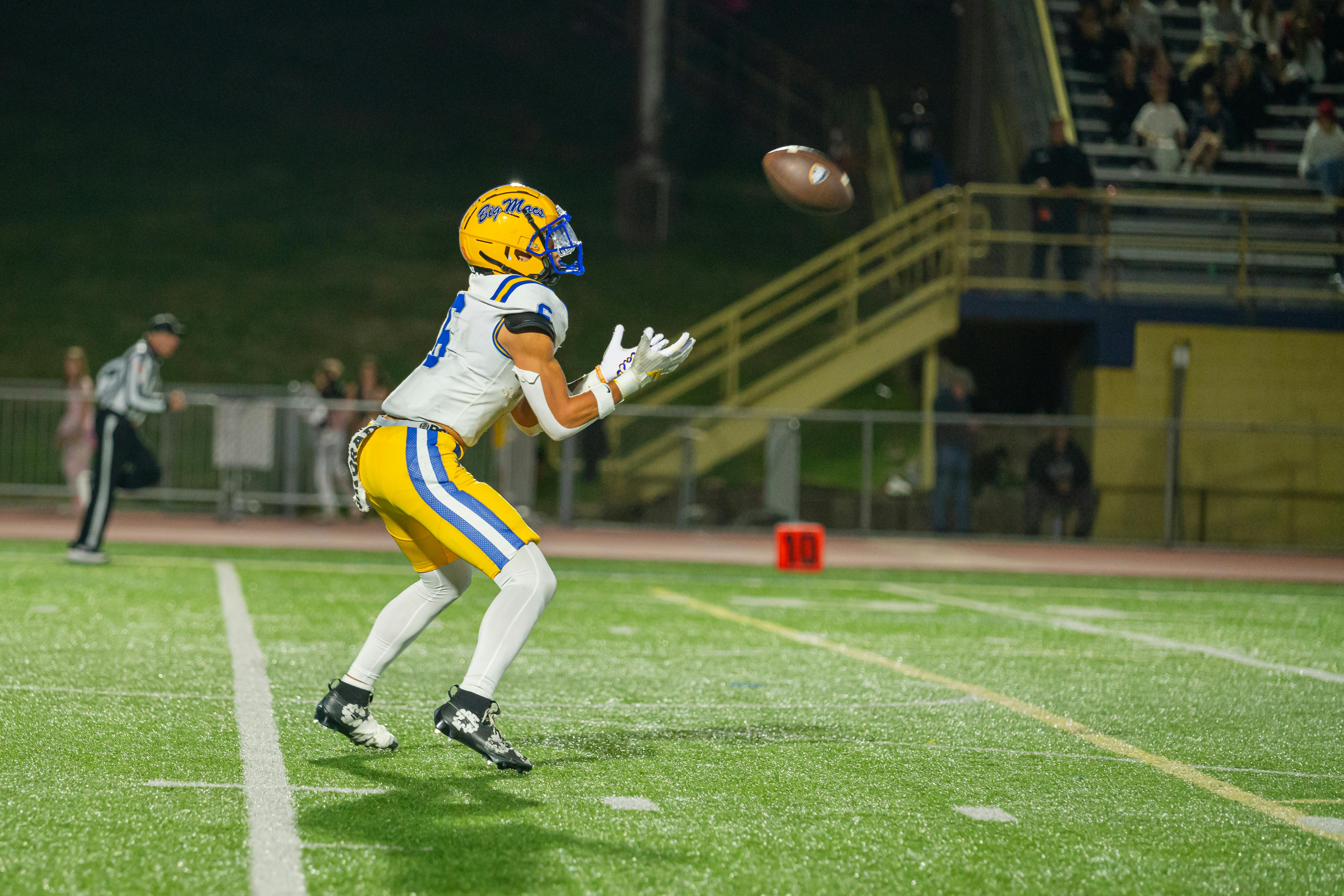 Man catching a football | Source: Pexels